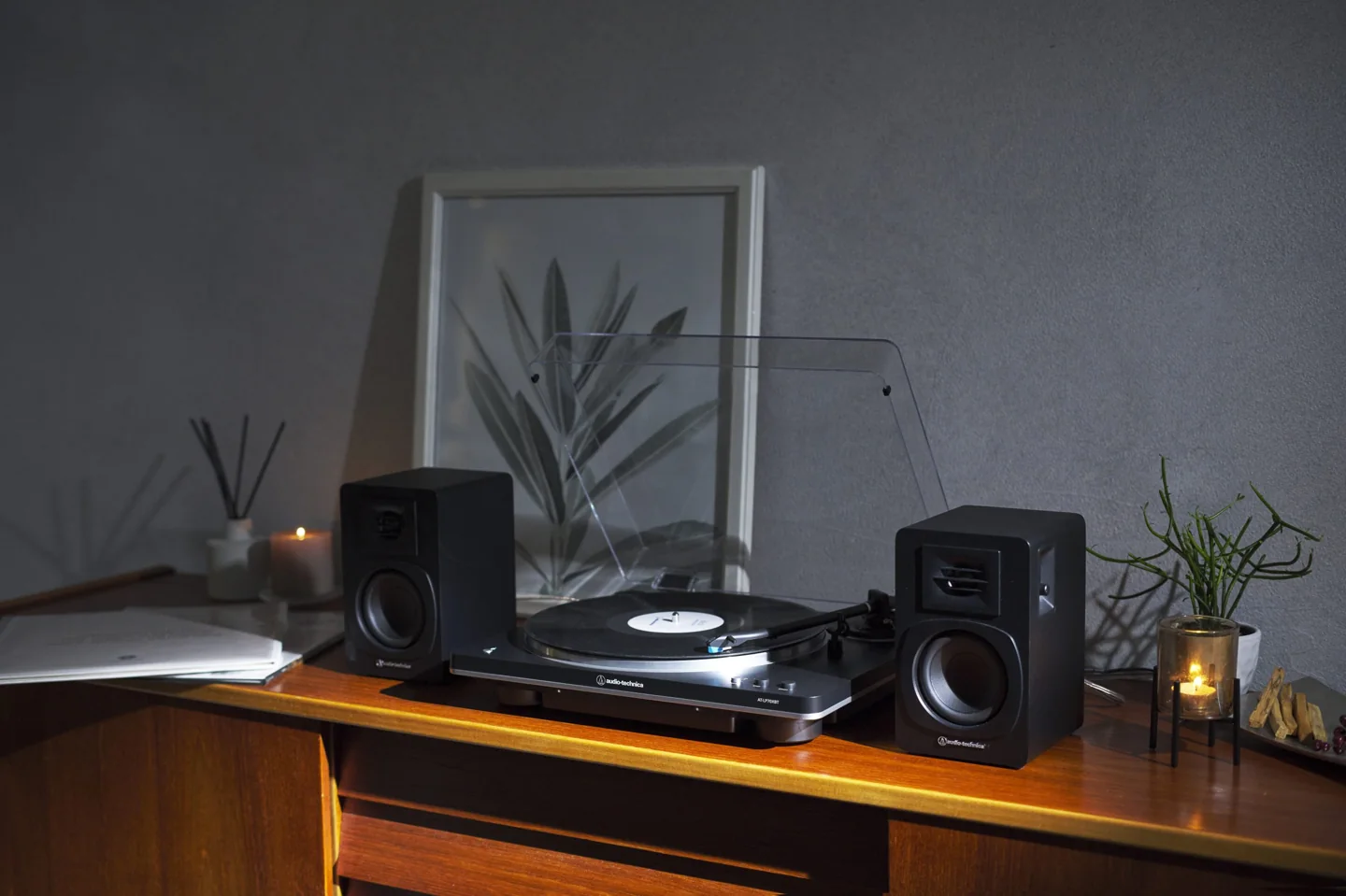 Tocadiscos Audio-Technica AT-LP70XBT con un disco de vinilo